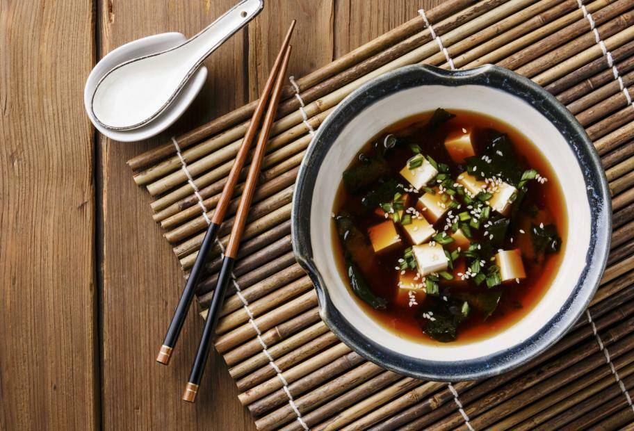 Miso-Suppe mit Tofu und Wakame