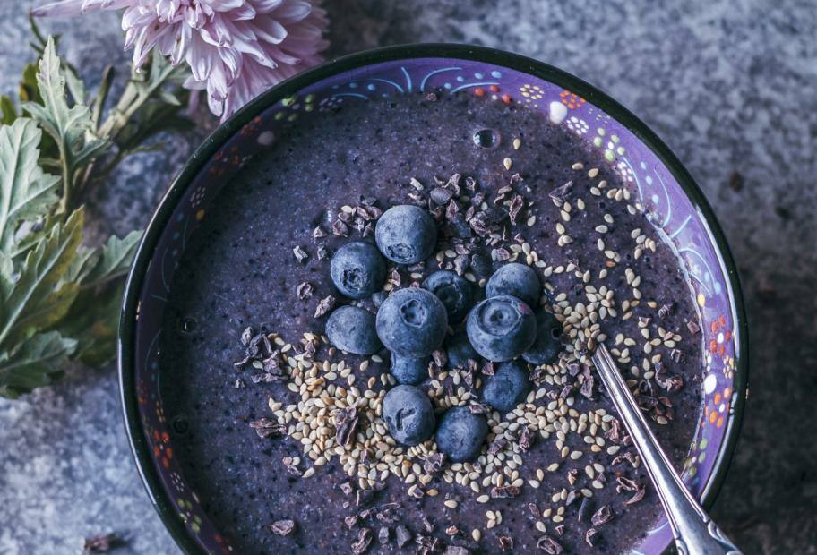 Açai-Bowl mit Blaubeeren und Bananen