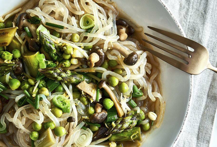 Vegane Konjaknudeln mit Erbsen, Spargel und Enoki-Pilzen