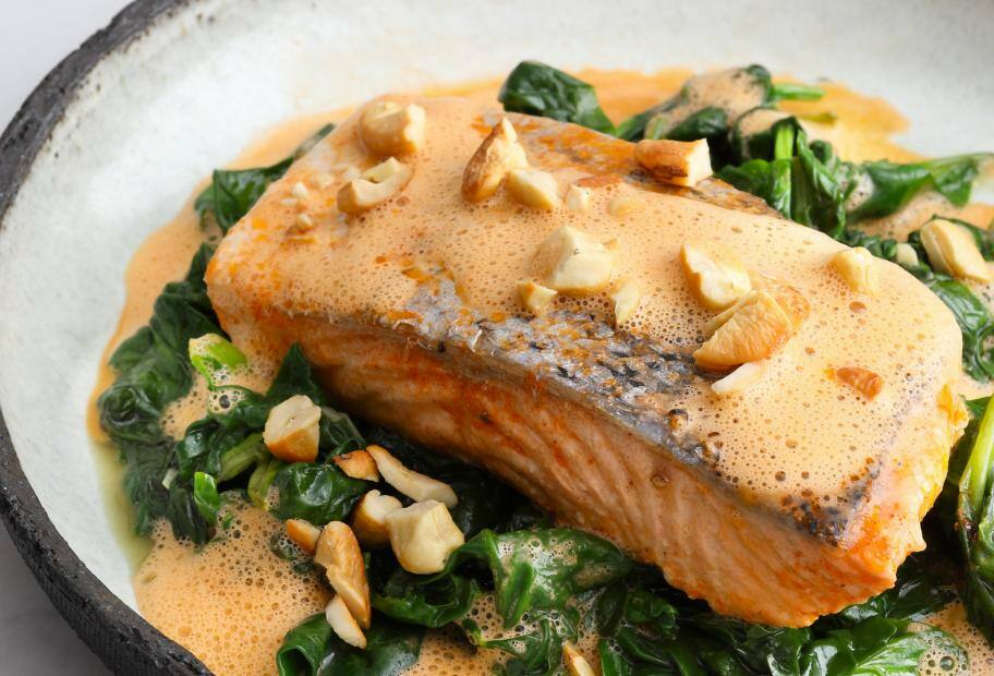 Lachs auf Spinat mit Kokosschaum