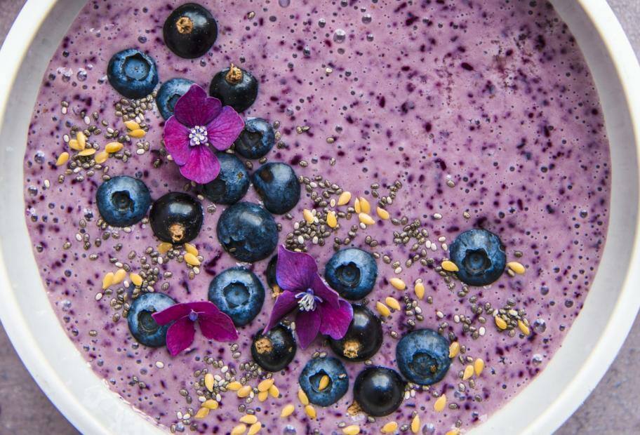 Smoothie-Bowl mit Beeren, Banane und Chia