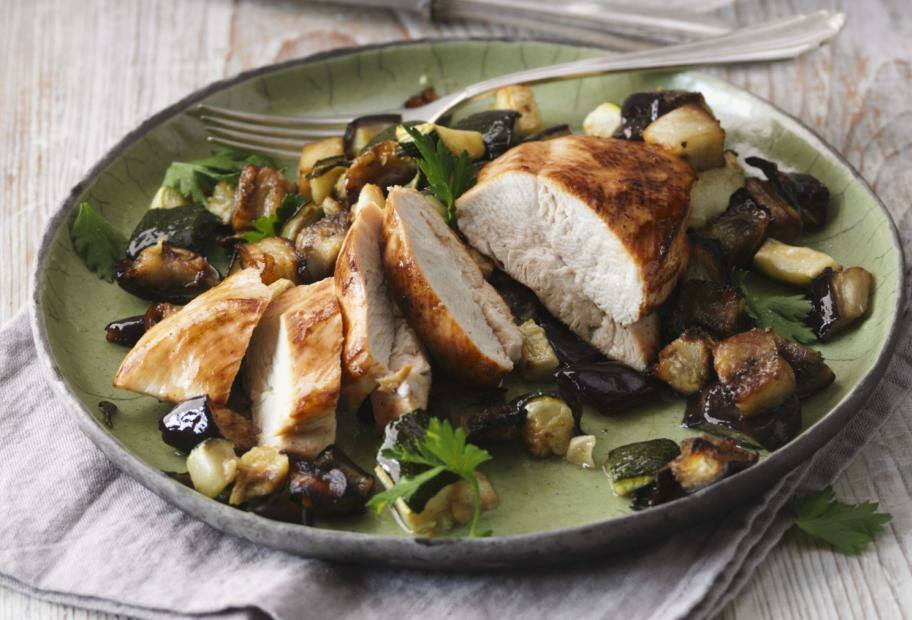 Saftige Low Carb Balsamico-Hähnchenbrust mit Ofengemüse