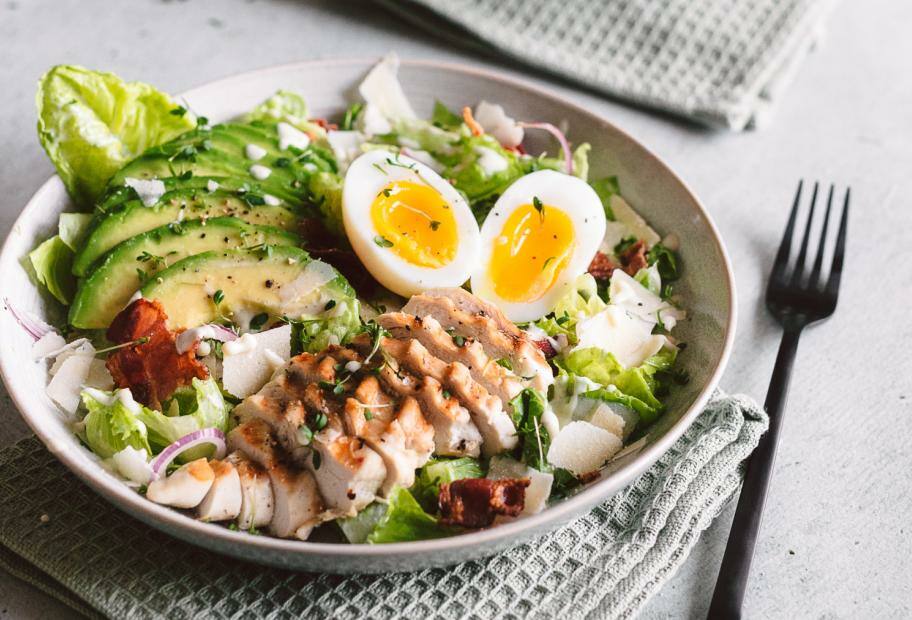 Hähnchensalat mit Bacon, Ei, Avocado und Joghurt-Senf-Dressing