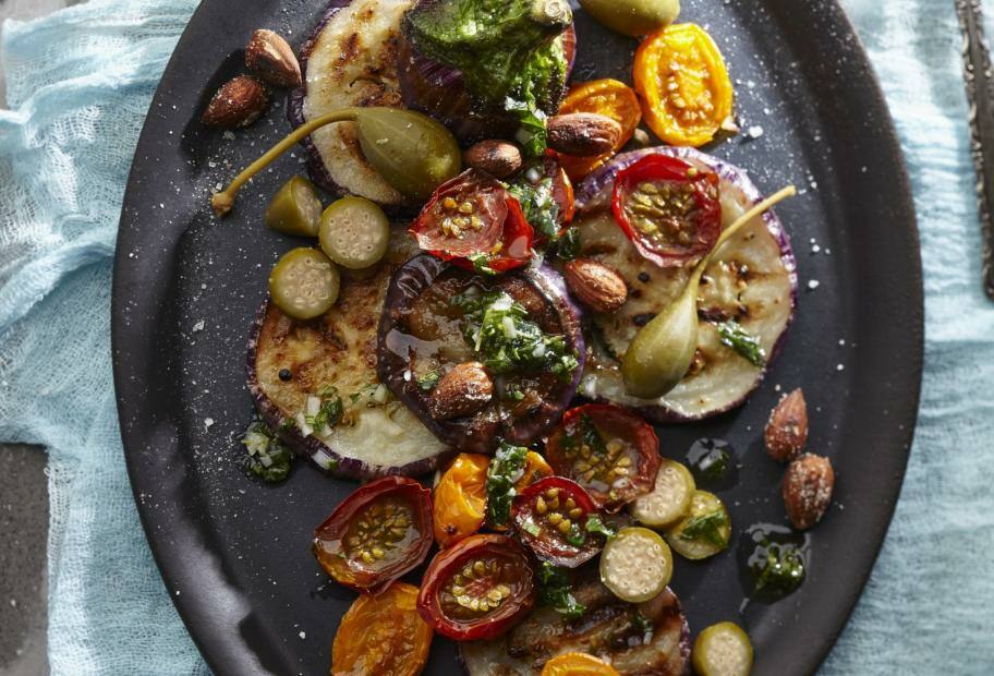 Italienische Auberginenplatte mit Tomaten und Kapern