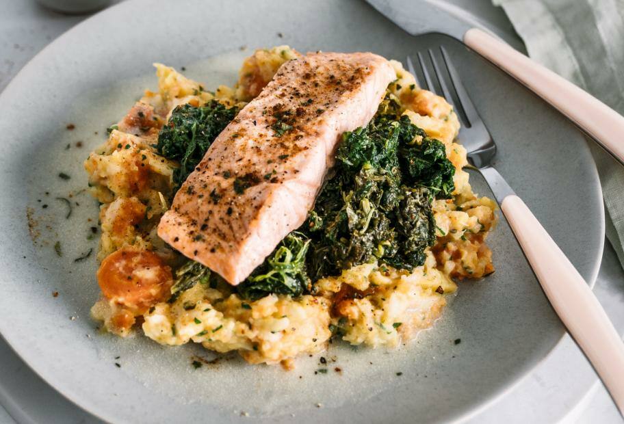 Saftiger Lachs auf cremigem Blattspinat und Gemüsestampf