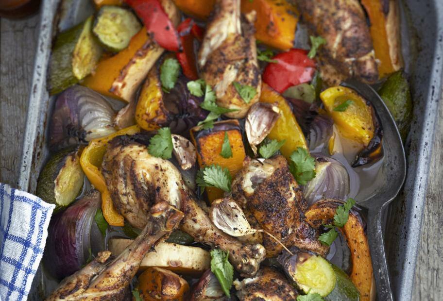 Ofengemüse mit Kürbis und Hähnchenschenkeln