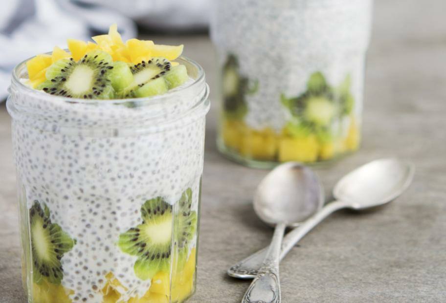 Overnight-Chiapudding mit Kiwi und Mango