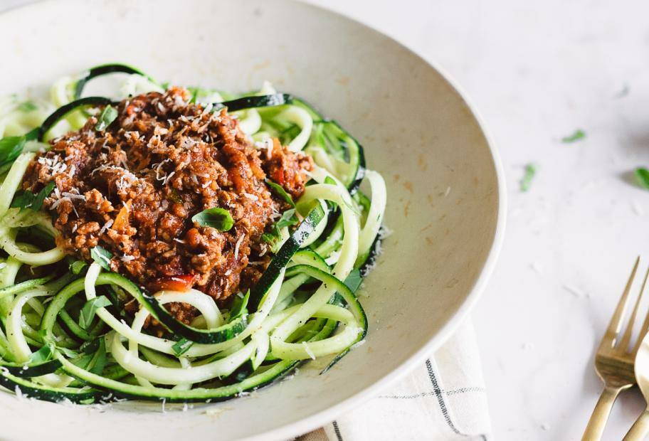 Zucchini-Nudeln mit schneller Bolognese