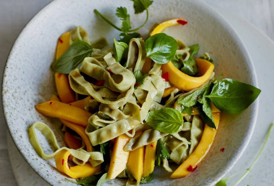 Edamame-Nudeln mit Kräuter-Mango-Sauce