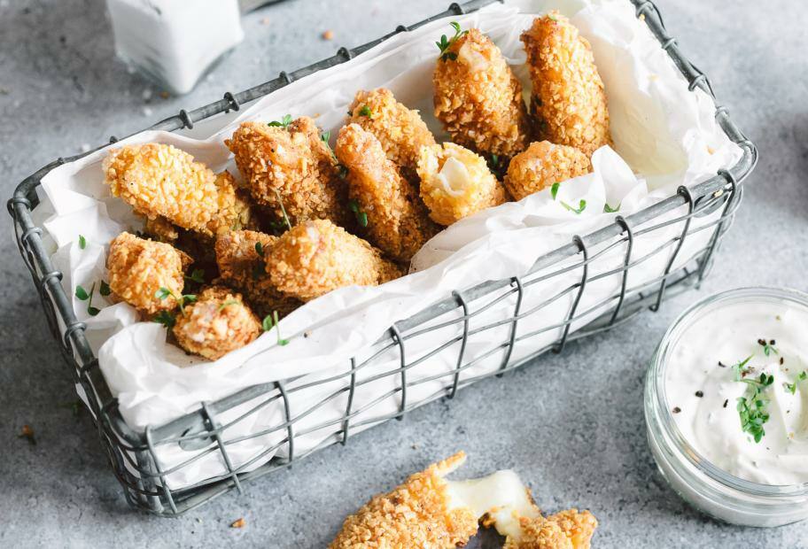 Mozzarella Sticks mit Kräuterdip