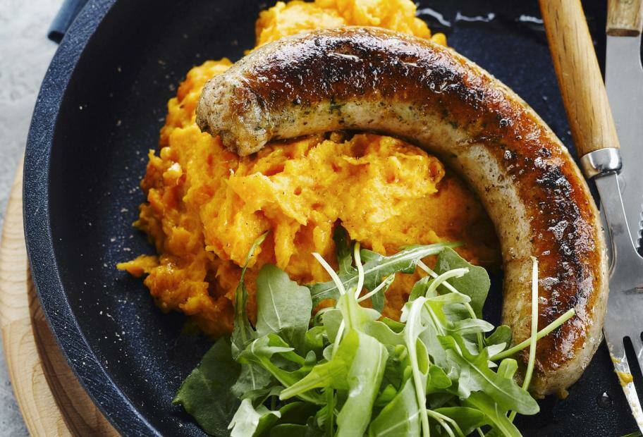 Bratwurst mit Karotten-Kürbis-Püree und Rucola