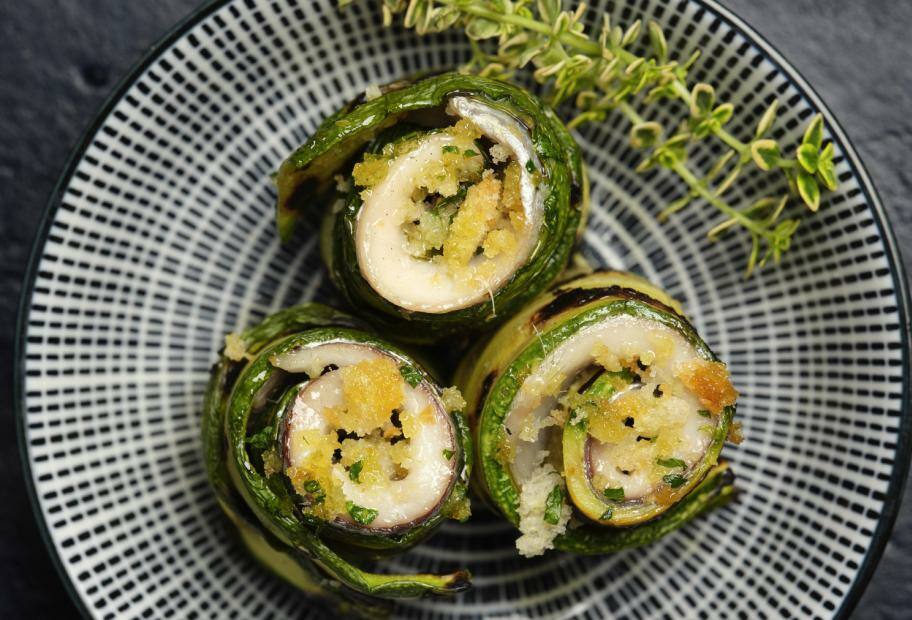 Zucchini-Röllchen mit Anchovis