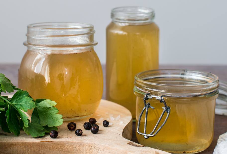 Selbstgemachte Hühnerbrühe