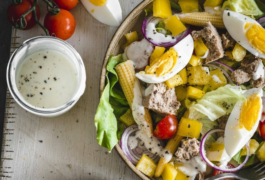 Thunfischsalat mit Ei und Mayonnaise-Dressing