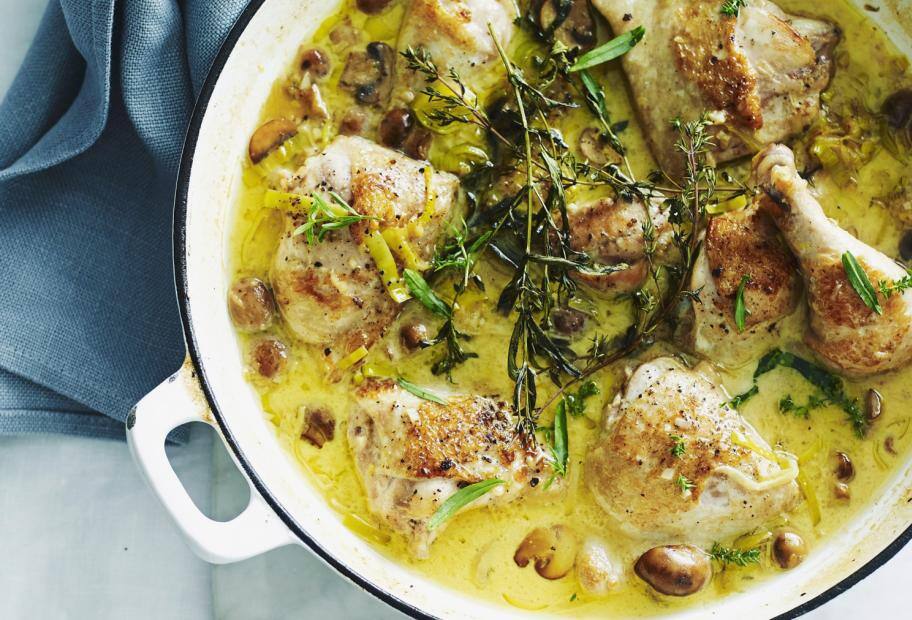 Geschmortes Hähnchen in Senfsauce mit Pilzen und Bohnen