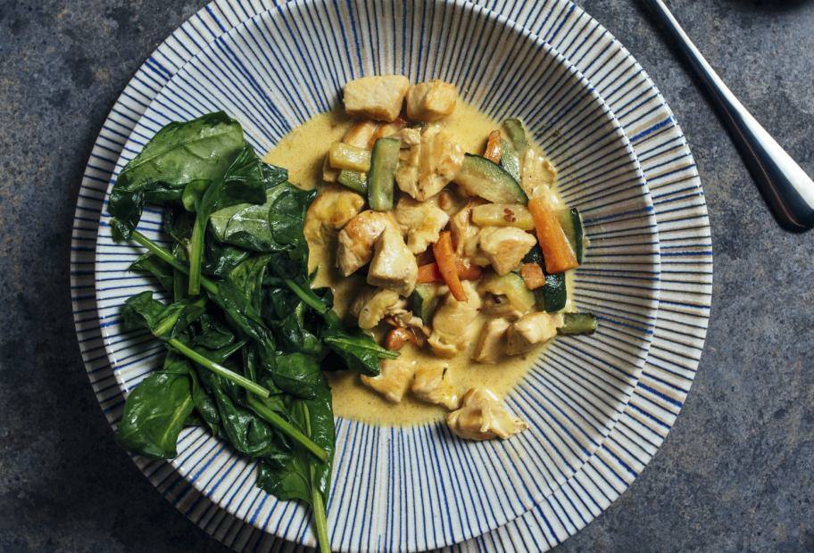 Hähnchen-Kokos-Curry mit Babyspinat