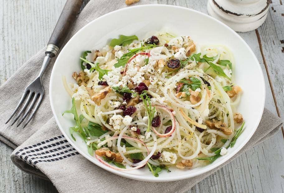 Kohlrabi-Salat mit Apfel, Ziegenkäse und Walnüssen