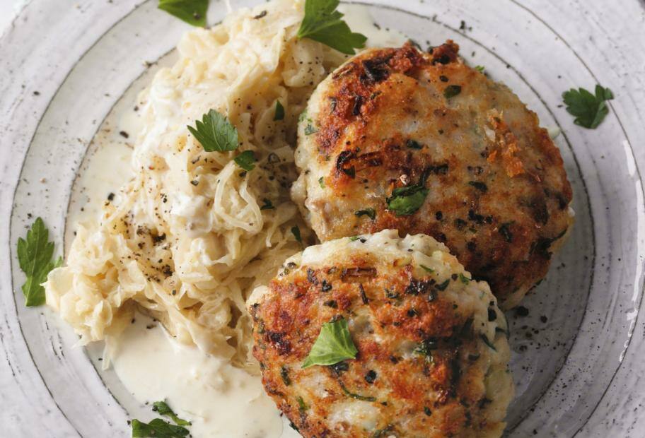 Fischfrikadellen mit Rahm-Sauerkraut