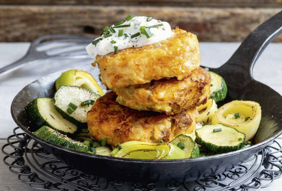 Kürbisbratlinge mit Porree und Zucchini