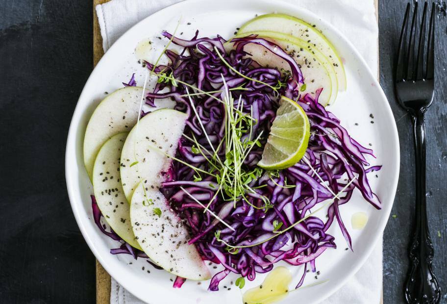 Rotkohlsalat mit Birnen und Kresse
