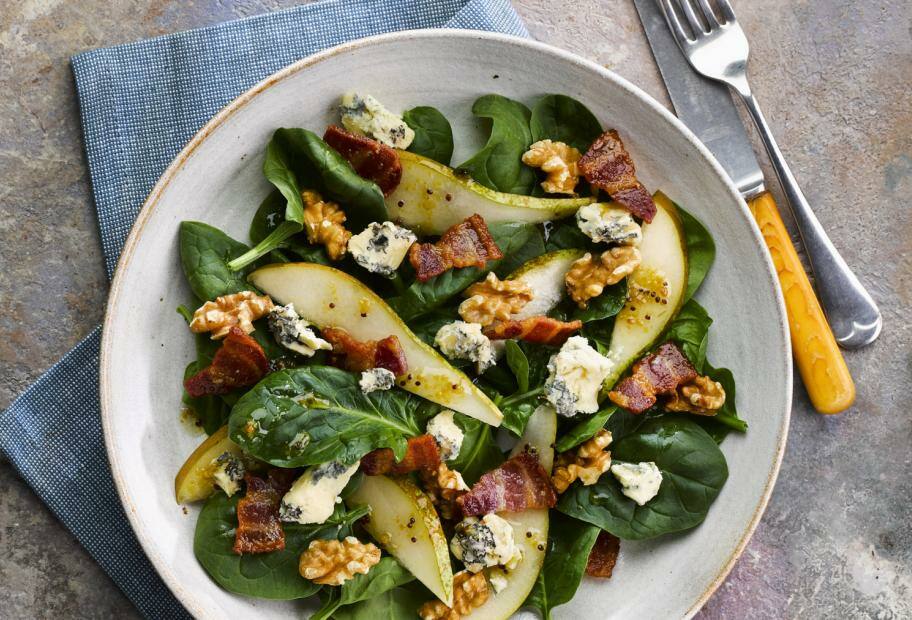 Spinatsalat mit Birnen, Bacon, Blue Vinney und Nüssen