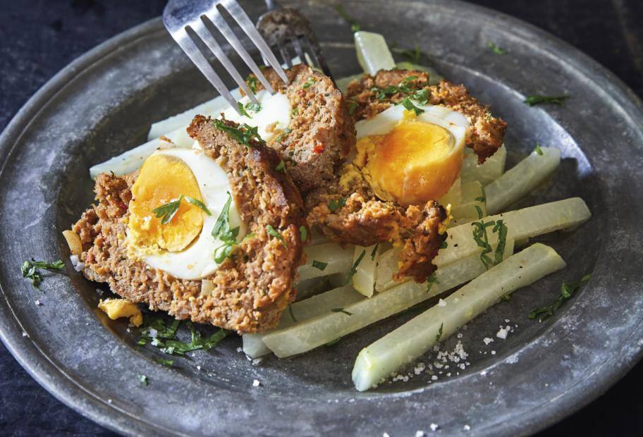 Gefüllter Hackbraten mit Ei auf Kohlrabi-Sticks