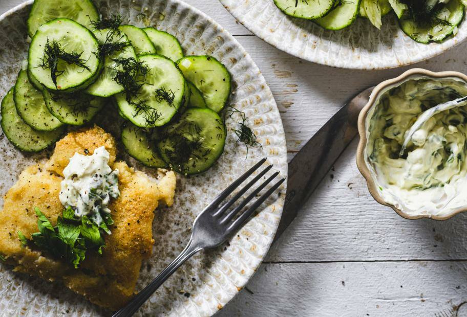 Backfisch mit Remoulade und Gurkensalat