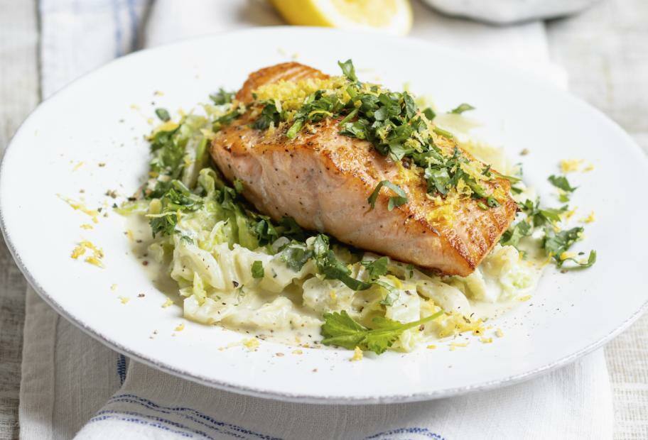 Lachs auf Wirsing mit Senf-Sauce