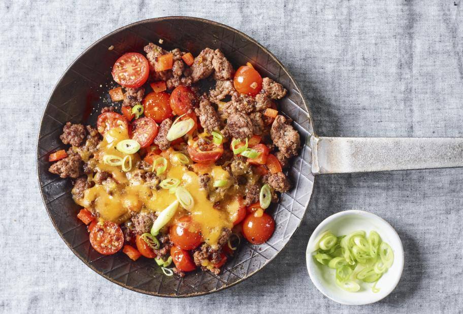 Schnelle Hack-Pfanne mit Tomaten und Paprika