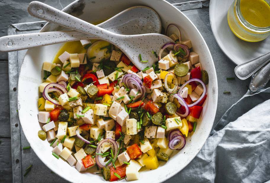 Schneller Wurstsalat mit Käse und Paprika