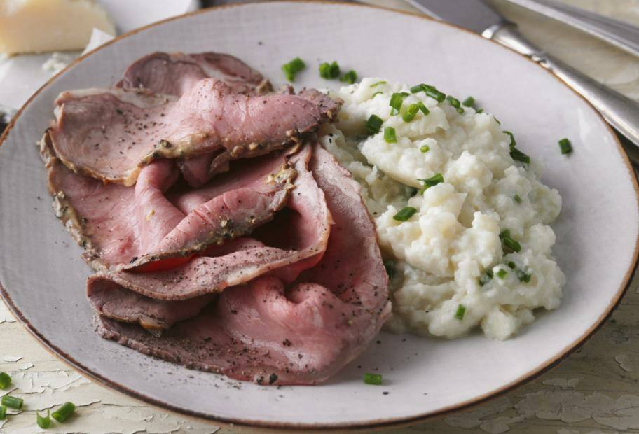 Selbstgemachtes Roastbeef mit Blumenkohlpüree