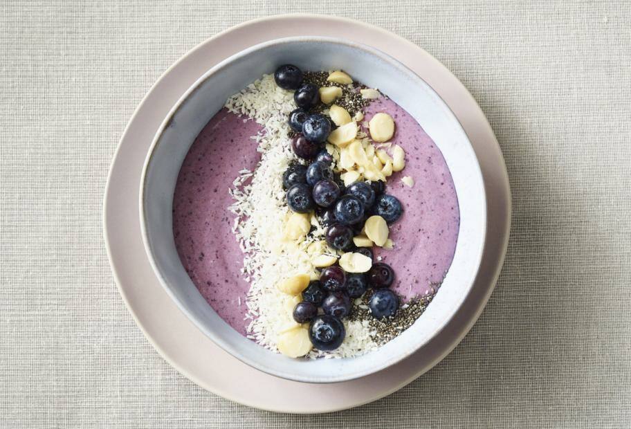 Smoothie-Bowl mit Blaubeeren, Seidentofu und Kokos