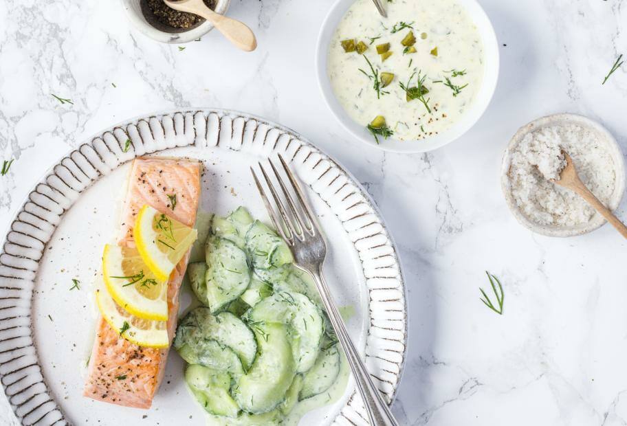 Lachs mit Gurkensalat und Kräuterremoulade