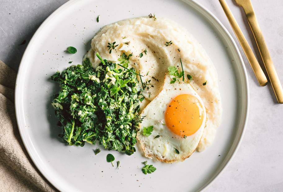 Blumenkohlpüree mit Rahmspinat und Spiegelei