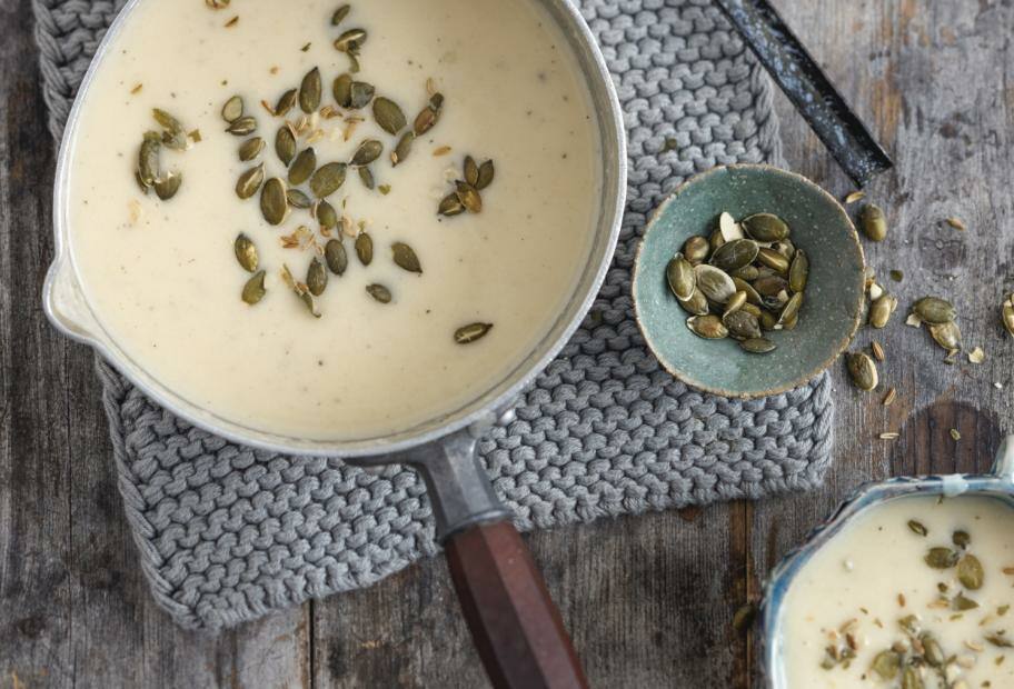 Vegane Selleriesuppe mit Apfel und Fenchel