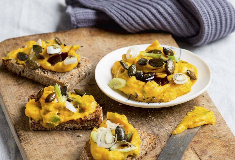 Kürbisaufstrich mit Frühlingszwiebeln und Kürbiskernen