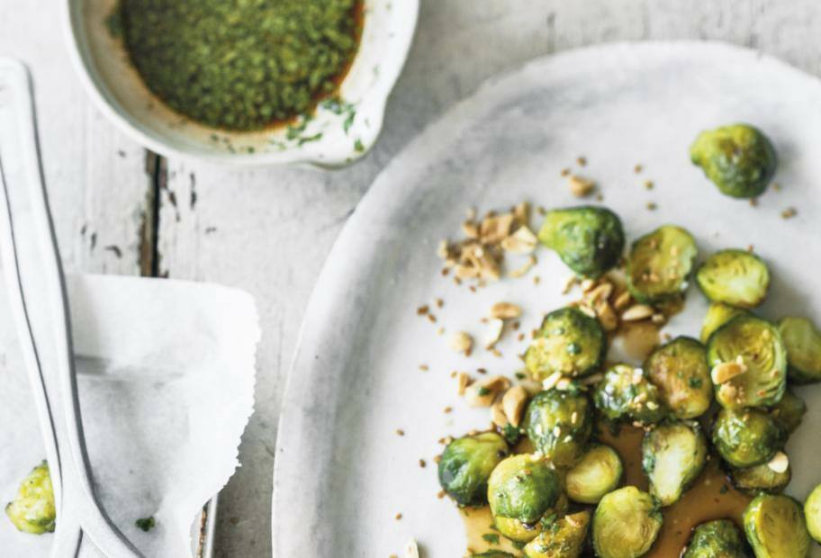 Süß-saurer Rosenkohl aus dem Ofen mit Erdnüssen