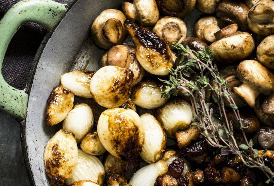 Champignonpfanne mit Schalotten und Speck