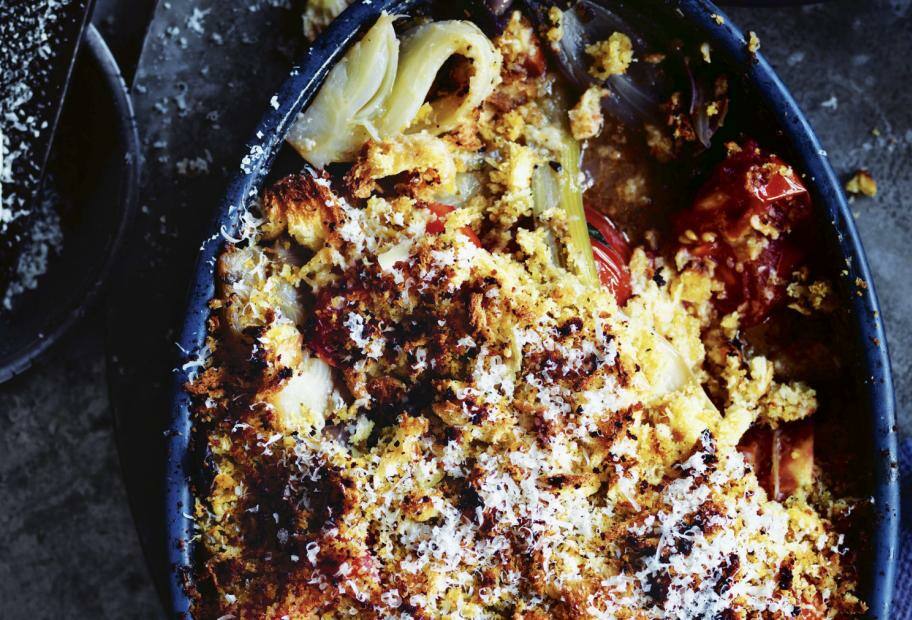 Fenchel mit Tomaten, Zwiebeln und Bröselkruste