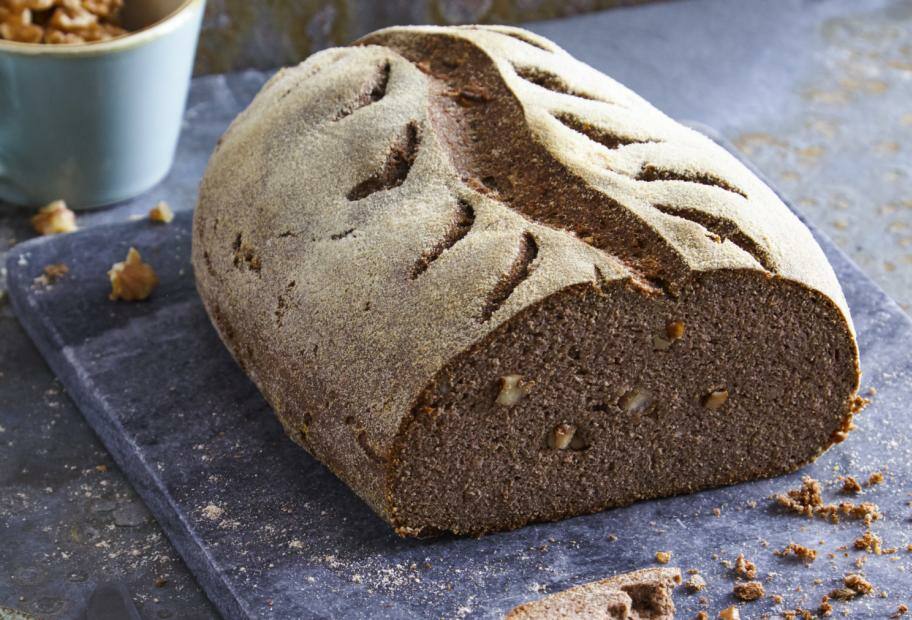 Saftiges Walnussbrot mit Ricotta