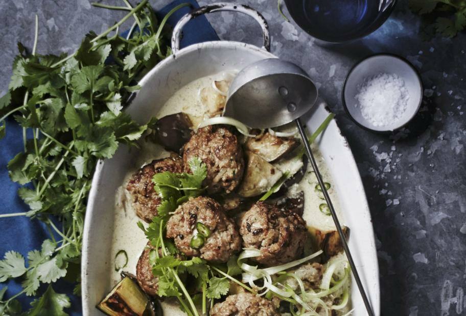 Hackbällchen und Auberginen mit grüner Thai-Sauce aus dem Ofen
