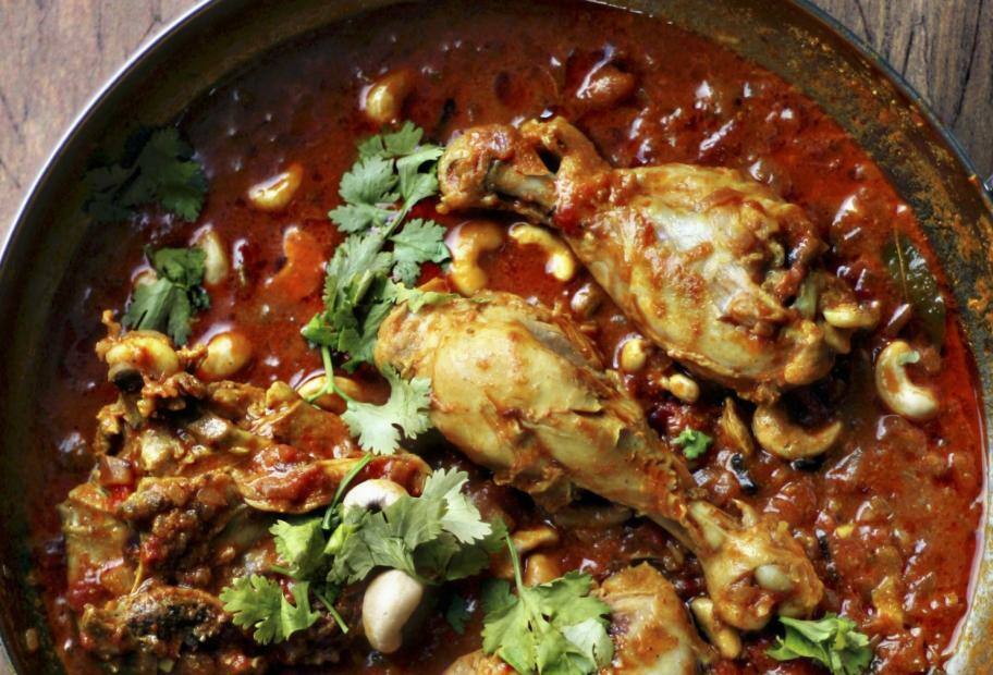 Indisches Hähnchencurry mit Tomaten-Sahne-Sauce und Cashews
