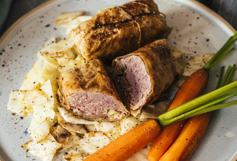 Kohlrouladen mit glasierten Karotten