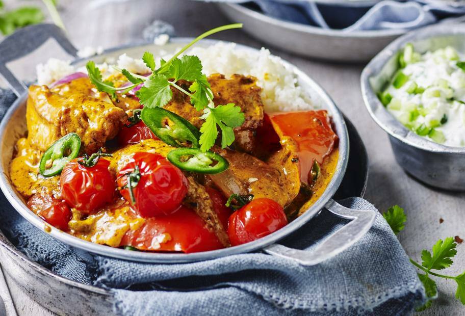 Mariniertes Joghurt-Hähnchen in indischer Sauce mit Blumenkohlreis