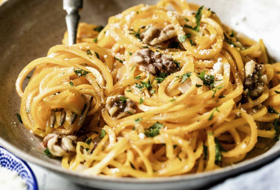 Butternusskürbisnudeln mit Walnüssen und Parmesan