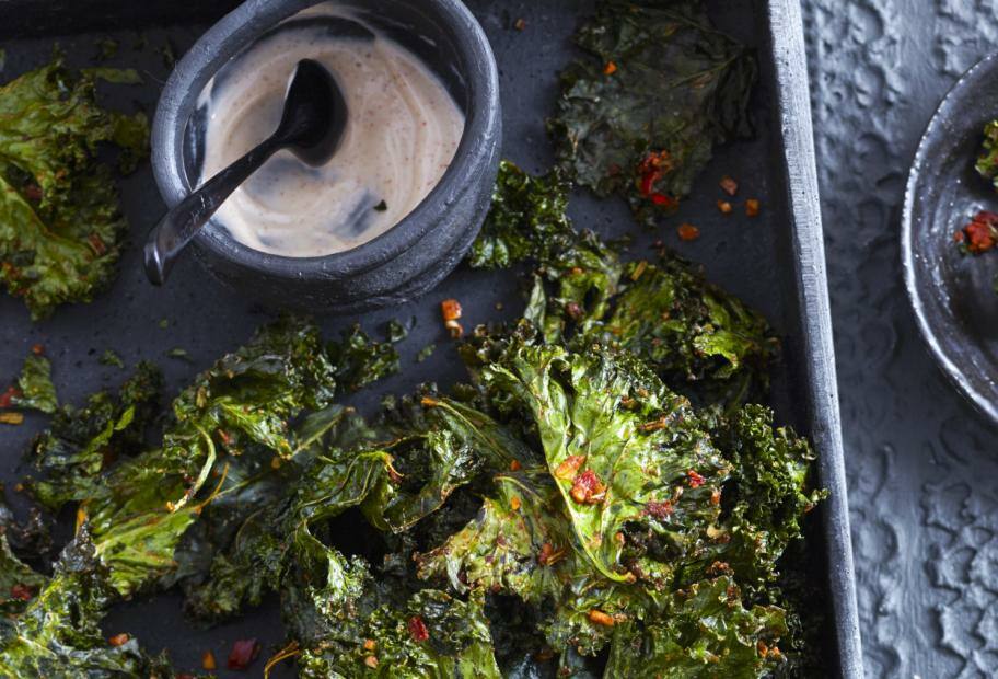 Grünkohl-Chips mit Aioli-Dip