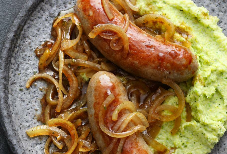 Bratwürste mit Zwiebeln und Rosenkohlpüree