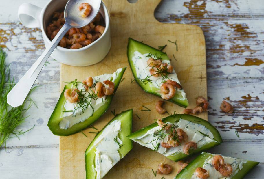 Gurken-Happen mit Frischkäse und Nordseekrabben