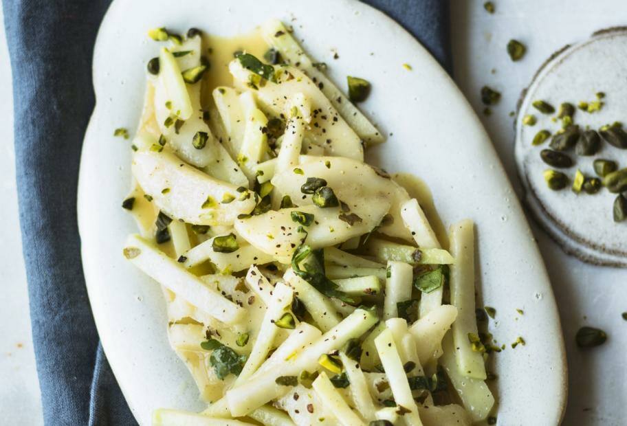 Kohlrabi-Salat mit Birnen und Pistazien