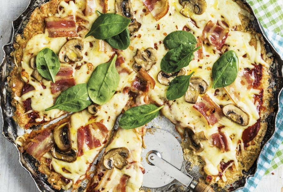 Blumenkohlpizza mit Bacon und Pilzen